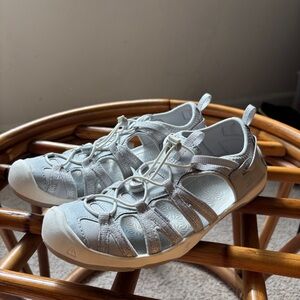 KEEN  Moxie  Sandal Silver Washable Closed Toe Big Kids 6, women’s 7.5